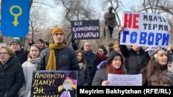 «Нам не нужен хан». Митинг «за женский марш» собрал больше 100 человек в Алматы