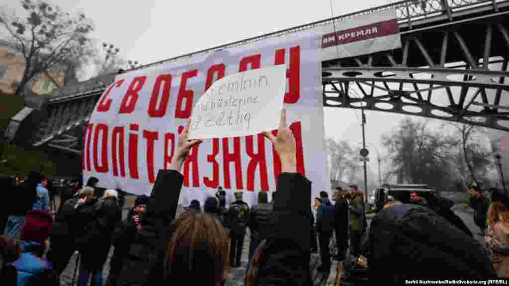 Учасники акції наголошують на потребі підтримки сімей політв&#39;язнів з боку держави. Правозахисники просять владу прискорити розгляд законопроєкту, який би унормував надання допомоги затриманим окупантами українцям та їхнім сім&#39;ям