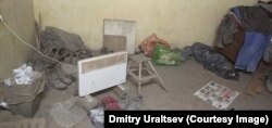 Вся одежда и обувь в цементе