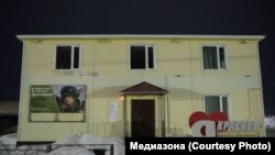 Реклама военной службы по контракту на здании МФЦ в селе Красное