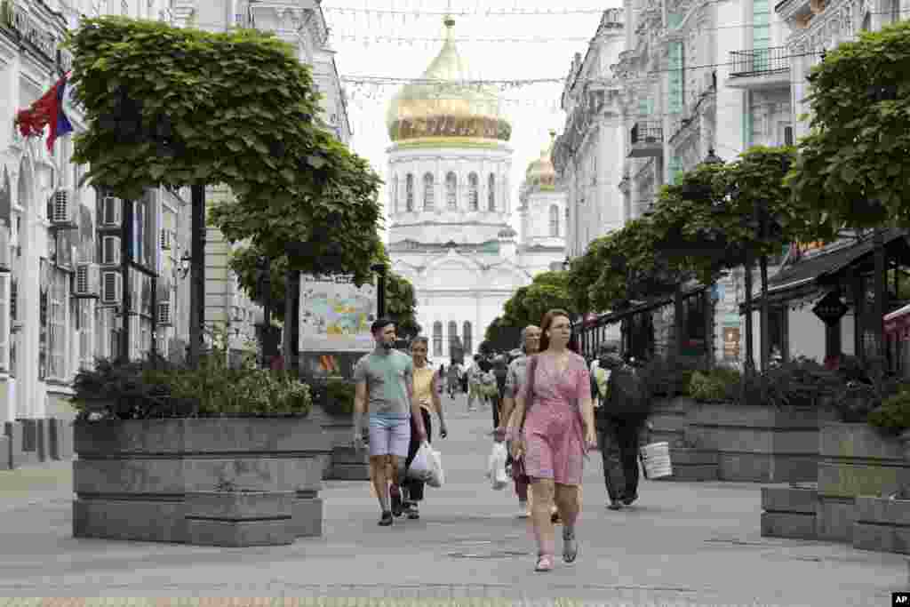 Люди идут по центру Ростова-на-Дону 25 июня. Во время захвата города группой &laquo;Вагнер&raquo; наблюдались напряжённые ситуации, когда некоторые местные жители спорили с наёмниками, но во время ухода из города вечером 24 июня вагнеровцы и лично Пригожин получили восторженные проводы