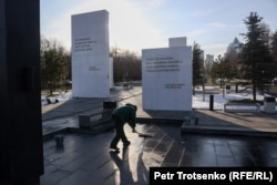 Сотрудник ЖКХ прибирается на мемориале «Тағзым» накануне траурного митинга, посвящённого второй годовщине Январских событий. Алматы, 5 января 2024 года