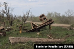 Тот же указатель, что и на предыдущей фотографии. Этот снимок сделал российский фотограф после захвата позиций в мае 2022 года