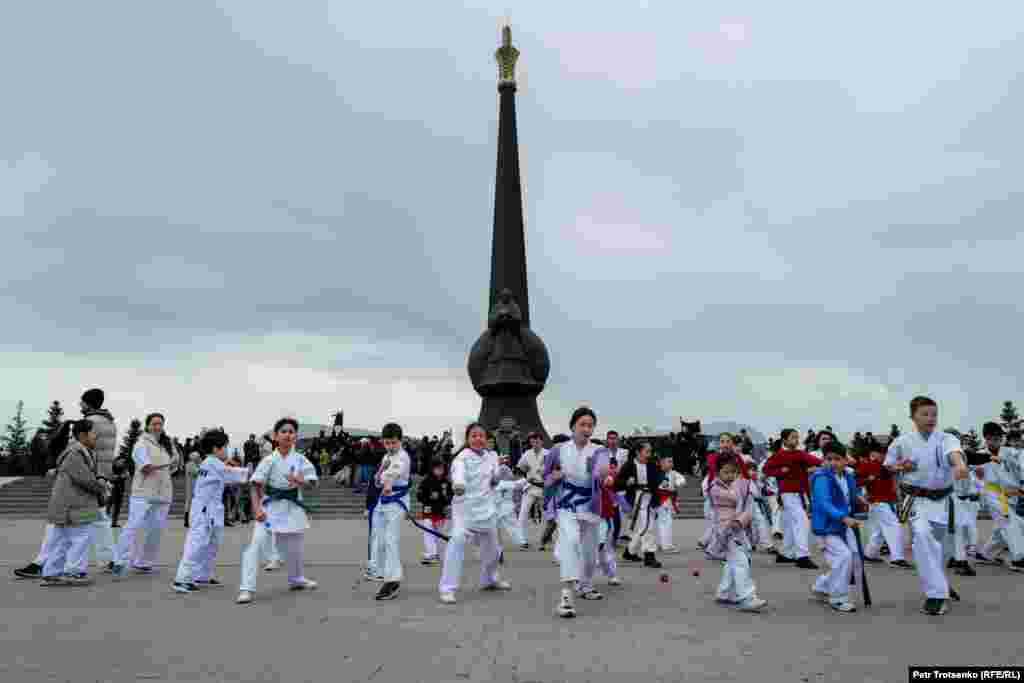 До начала официального возложения цветов к монументу вышли дети, занимающиеся карате. Под команды тренеров они долго демонстрировали боевые навыки, после чего&nbsp;наставники раздали им цветы и отправили поздравлять ветеранов войны в Афганистане