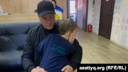 Мирон с папой Александром. Мальчик одет в футболку с надписью: «У меня аутизм». Это помогает сообщать о его диагнозе окружающим, чтобы они проявляли понимание