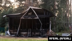 Один из сгоревших домов в селе Деревянное, где обнаружили несколько трупов 