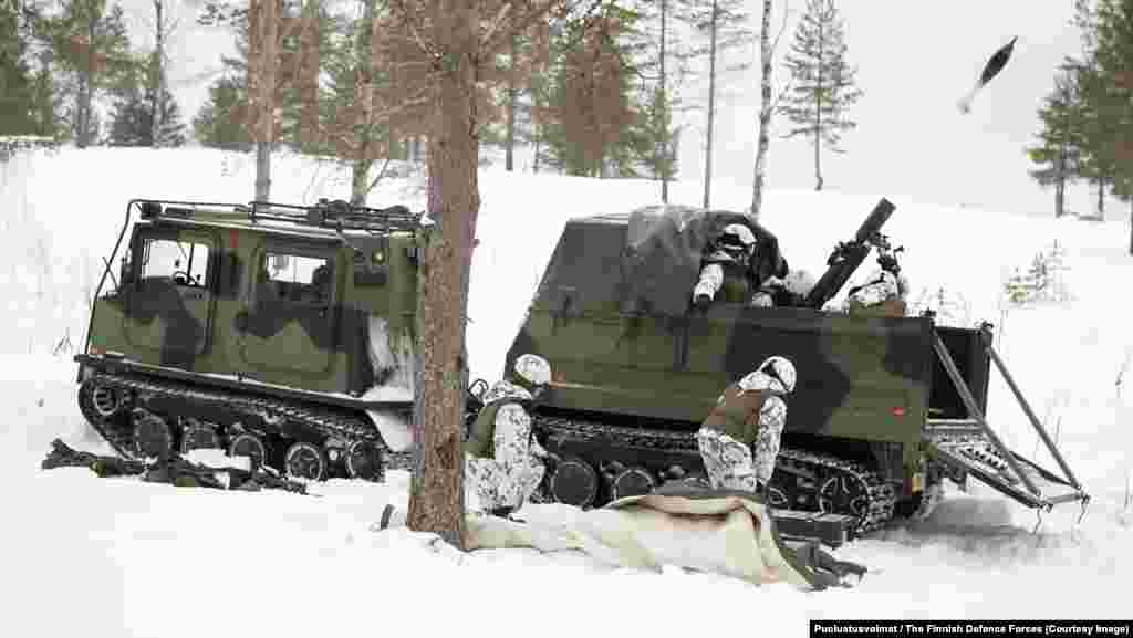 120 гусеничных миномётов KHR TEKA&nbsp; Тяжёлый миномёт, установленный внутри прицепа для гусеничной машины финского производства, позволяет огневому расчёту производить около десятка миномётных выстрелов в минуту, а затем покинуть позицию до того, как радары противника смогут точно установить его местоположение