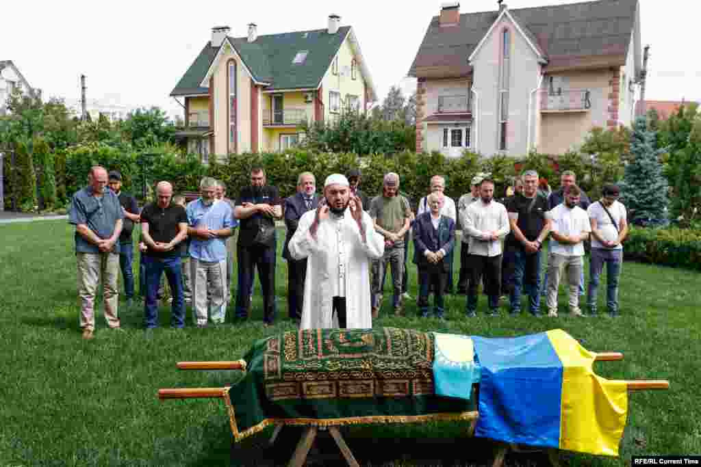 Церемония прощания проводилась по мусульманским обычаям в мечети &laquo;Бирлик&raquo;, где находится Духовное управление мусульман Крыма. Ее трансляцию&nbsp;вел&nbsp;youTube-канал &laquo;Бәсе&raquo;, который Айдос Садыков основал вместе с супругой Натальей