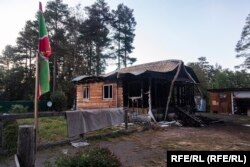 Один из сгоревших домов в селе Деревянное, где обнаружили несколько трупов