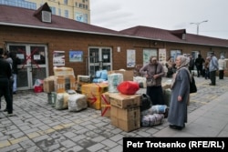 Люди стоят в очереди к почтовому отделению, чтобы отправить купленный в Китае товар. Китай, Международный центр приграничного сотрудничества «Хоргос». 20 марта 2024 года