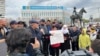 Плакат «Желтоксан! Кантар! Не забудем! Не простим!» на митинге «народного парламента» на алматинской площади Республики. 9 апреля 2023 года