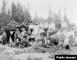 Духоборы в Канаде, начало 1900-х годов. Тысячи представителей религиозного течения бежали от преследований в царской России и поселились в Канаде