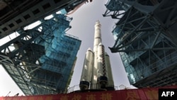 Китайский космический корабль Shenzhou X перед запуском, июнь 2013 года