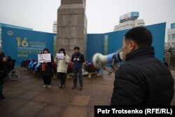 Сотрудник полиции призывает активистов гражданского движения Oyan, Qazaqstan покинуть площадь Республики