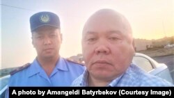 Журналист Амангельды Батырбеков в день своего задержания полицией. Туркестанская область, 3 июля 2023 года