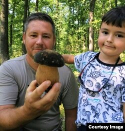 Младший сын - Георгий Мушкин с папой в лесу