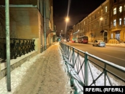 Неубранные тротуары в центре Петербурга