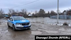 Полицейская машина у затопленных талой водой домов. Актобе, 29 марта 2024 года 