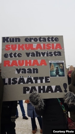 "Разлучая родственников, вы не делаете мир лучше, вы увеличиваете зло" – один из лозунгов на марше против закрытия границы с Россией