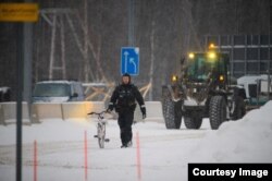 Пограничник держит велосипед просителя убежища на пограничной станции Вартиус в Кухмо, Финляндия, 19 ноября 2023 года. Фото: Miska Puumala / Reuters