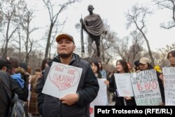 Участник митинга за права женщин в Алматы. 8 марта 2023 года