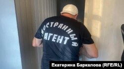 Александр Правдин в футболке с надписью "иностранный агент"