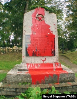 Памятник советским воинам в городе Лихула на северо-западе Эстонии. Его залили краской в 2007 году