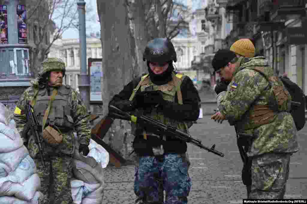 У центр міста пропускають лише тих, хто там проживає.&nbsp;Одеса, 5 березня 2022 року