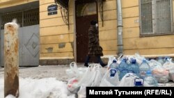 Продукты для задержанных за протесты перед входом в спецприемник на Захарьевской улице в Петербурге