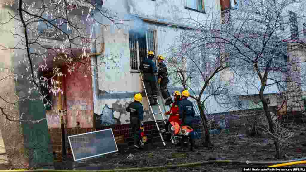 Наслідки обстрілу російськими військовими житлового будинку в Святошинському районі. Київ, 15 березня 2022 року