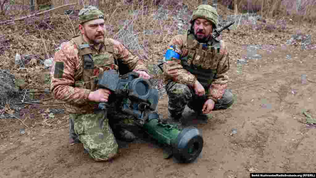 Бійці ЗСУ розповіли кореспондентові Радіо Свобода, як у бою під Києвом використали Javelin проти російських військ та їхньої бронетехніки.&nbsp;Київська область, 13 березня 2022 року