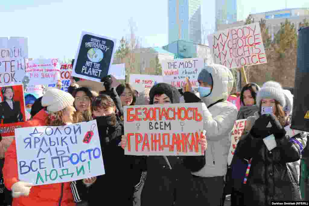 &laquo;Безопасность всем гражданкам&raquo; &mdash; плакат, говорящий о необходимости усилить борьбу с домашними тиранами и бытовым насилием&nbsp;&nbsp;