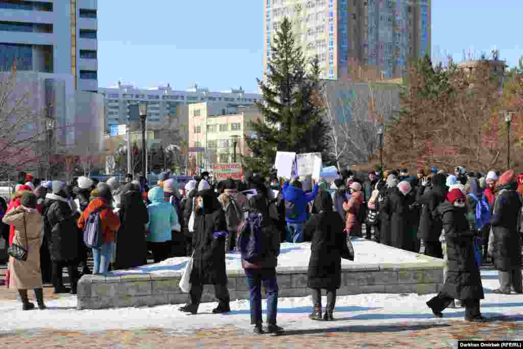 Несмотря на ощутимый мороз &mdash; стояла ясная погода, но термометры показывали минус 10, &mdash; на митинг в Нур-Султане пришли сотни людей. Большинство &mdash; девушки студенческого возраста&nbsp;