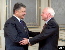 Президент України Петро Порошенко (ліворуч) і американський сенатор Джон Маккейн. Київ, 20 червня 2015 року