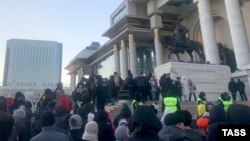 Акция протеста у Дворца правительства Монголии. Демонстранты требовали раскрыть имена подозреваемых в коррупционных сделках чиновников. Монголия. Улан-Батор, 5 декабря 2022 года 