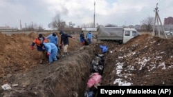 Погибших в Мариуполе хоронили в общей могиле. 9 марта 2022 года