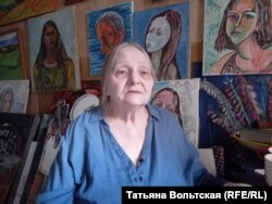 Елена Осипова у себя дома, в окружении своих картин