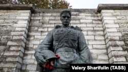 Памятник воину-освободителю ("Бронзовый солдат") на Военном кладбище, Таллин