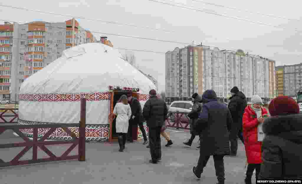 Эта юрта &mdash; один из &laquo;Пунктов незламності&raquo;. Таких точек, в которых есть автономное отопление и электричество, действует немало по всей Украине. Но сооружение в виде юрты &mdash; пока единственное. Оно появилось в Буче, городе к северу от украинской столицы. Страна борется с отключениями электроэнергии в результате воздушных ударов России, поэтому власти открывают пункты, чтобы жители могли согреться и зарядить мобильные устройства