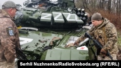 Украинские военные около поврежденного российского танка. Донецк, 2022 год