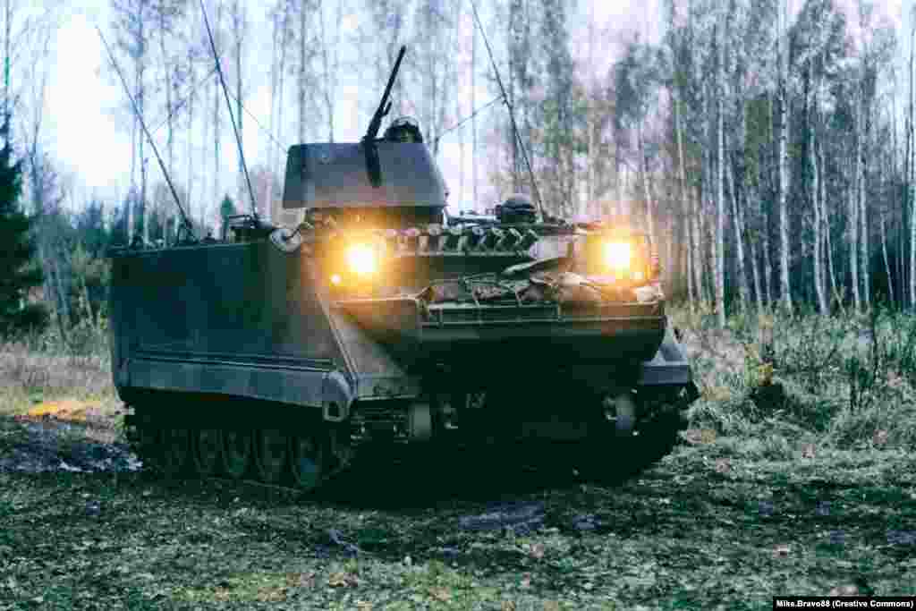 200 бронемашин M113 &nbsp; Эти гусеничные машины были задействованы в боевых действиях во Вьетнаме, но в настоящее время используются Соединенными Штатами в основном в качестве машин поддержки, например как машины скорой помощи на поле боя. M113 может перевозить до 15 пассажиров. У машины легкая алюминиевая броня, которая способна защитить только от стрелкового оружия и осколков снарядов &nbsp;