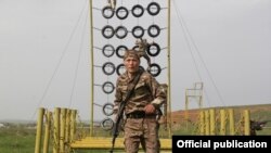 Военнослужащий на учениях в Жамбылской области. Апрель 2022 года