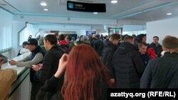 Толпы в Центре обслуживания населения в Уральске