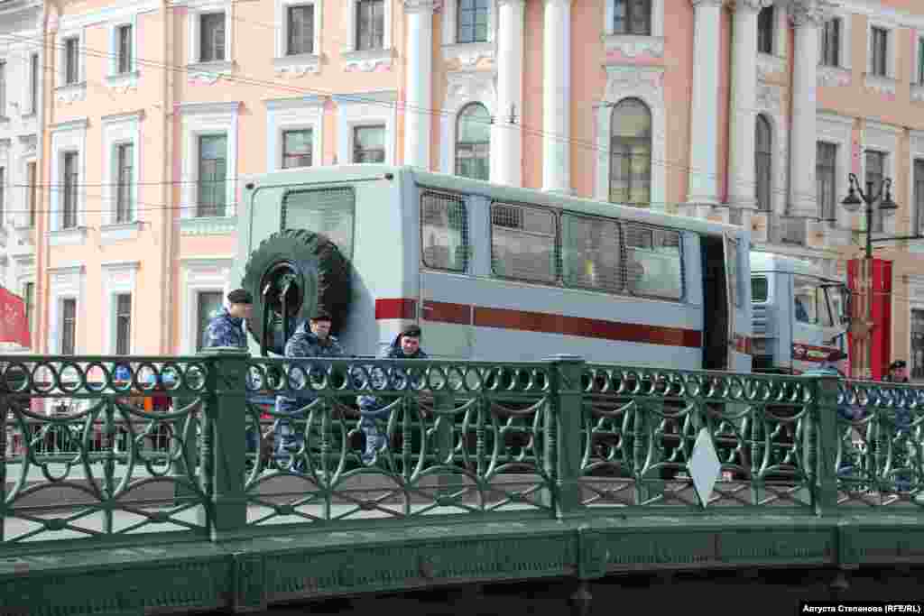 Невский проспект во время парада был частично перекрыт&nbsp;