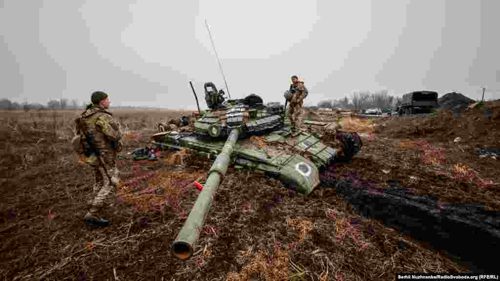 Батпаққа кіріп кеткен танкіні украин әскери қызметкерлері зерделеп жүр.