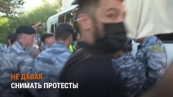 С зонтом — против журналистов