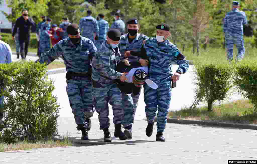 Задержания близ площади Независимости в Нур-Султане стартовали после 10 утра. Оппозиционные структуры намечали начало митинга на 11 часов.&nbsp;&nbsp;