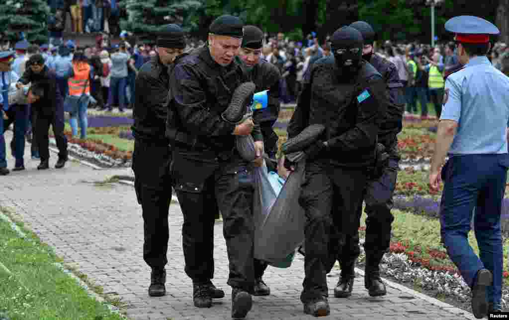 Момент задержания людей на площади Астана. Алматы, 9 июня 2019 года.&nbsp;