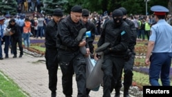 Задержания на несанкционированной акции протеста в день голосования на досрочных выборах президента Казахстана. Алматы, 9 июня 2019 года.