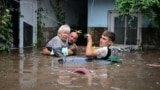 Жители помогают пожилой женщине спастись. Уровень воды в коммуне Слобозия-Конаки продолжает расти. Румыния, 14 сентября 2024 года.<br />
<br />
Наводнения, охватившие обширные территории от Польши до Румынии, унесли не менее 10 жизней. Затоплены населённые пункты, люди вынуждены эвакуироваться